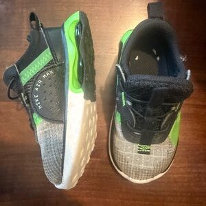 Toddler Nike Green and Black Sneakers Modern Athletic Design